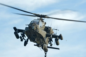 Niederländischer Kampfhubschrauber AH-64D Apache hebt ab während der Übung Green Griffin 2021 der Division Schnelle Kräfte (DSK) auf dem Truppenübungsplatzes Altengrabow am 01.10.2021. (Foto: Bundeswehr/Carl Schulze)